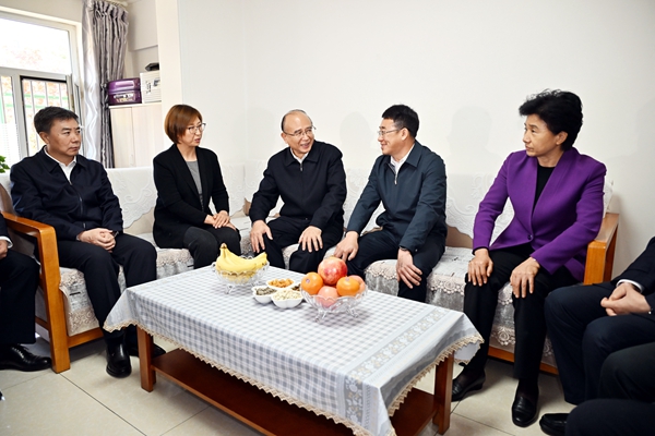 黑龙江省党政代表团看望慰问援疆干部人才