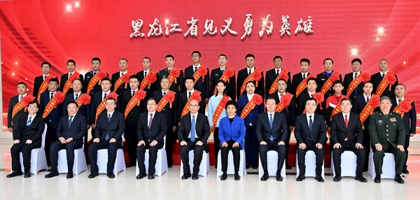 省领导与见义勇为英雄及牺牲英雄家属合影留念