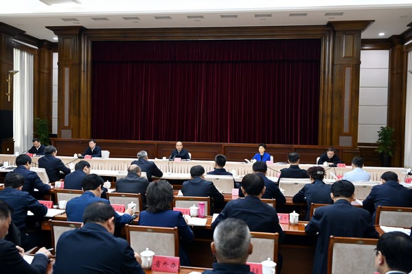 省委书记许勤主持召开省委理论学习中心组第十八次集体学习会议