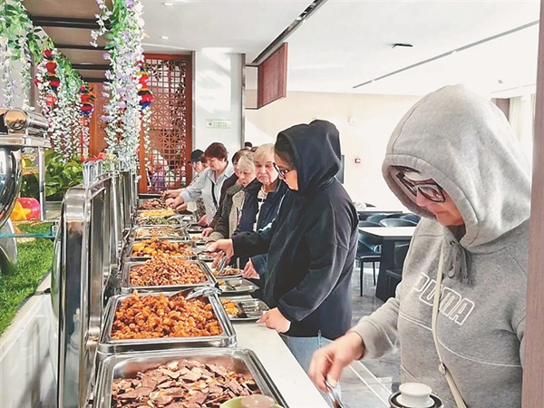外国游客品尝当地美食。
