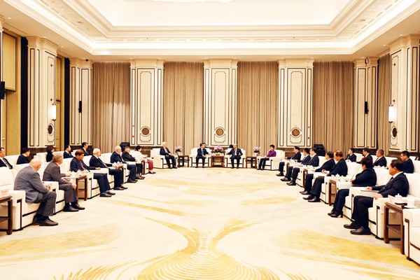 10月31日晚，許勤、梁惠玲會見賀軍科、德魯卡連科及出席論壇的部分院士專家