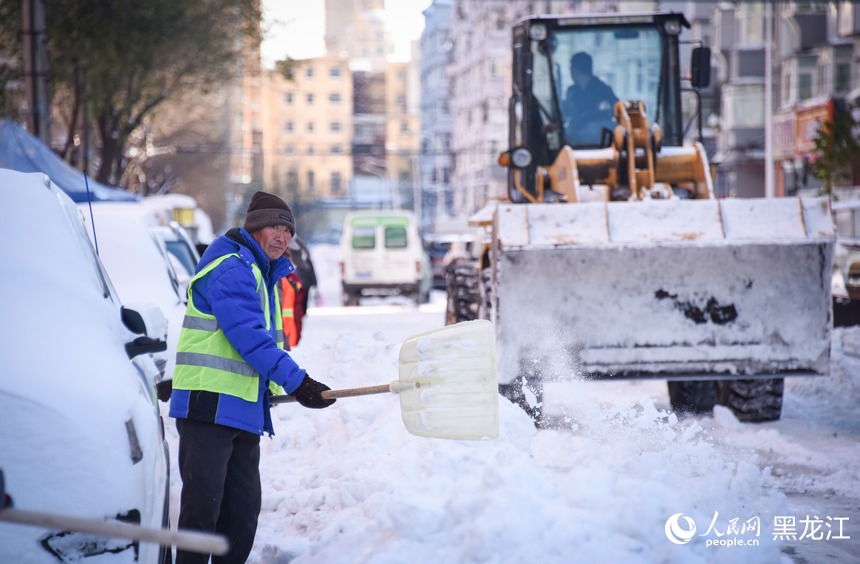 清雪車輛和環衛工人聯合作業保障雪停路淨。人民網記者 蘇靖剛攝