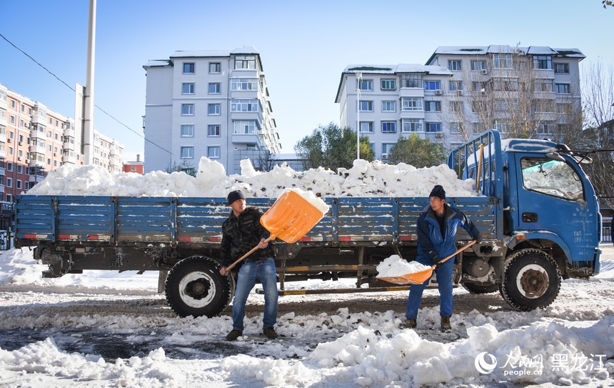 環衛工人正在清理積雪，保障路面暢通。人民網記者 蘇靖剛攝