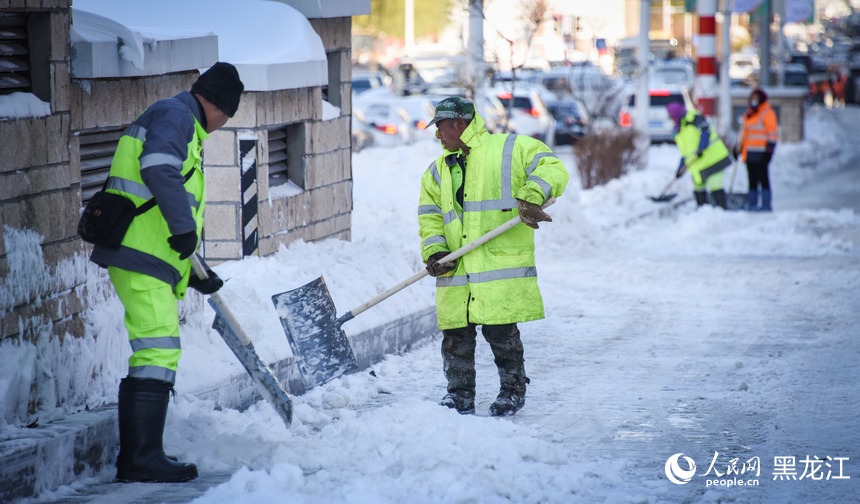 环卫工人正在清雪。人民网记者 苏靖刚摄