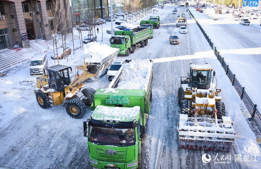 大型清雪車正在上道清雪。人民網記者 蘇靖剛攝