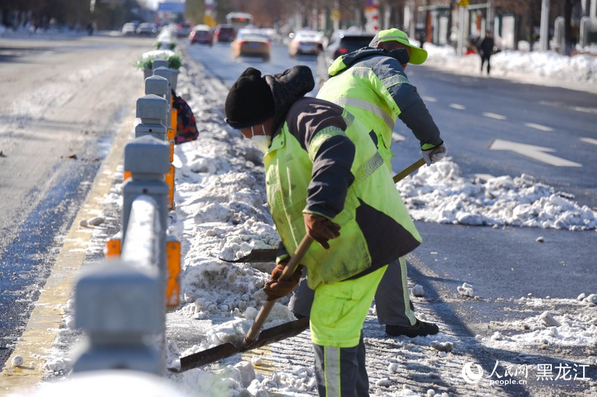 環衛工人清雪忙。人民網 徐成龍攝