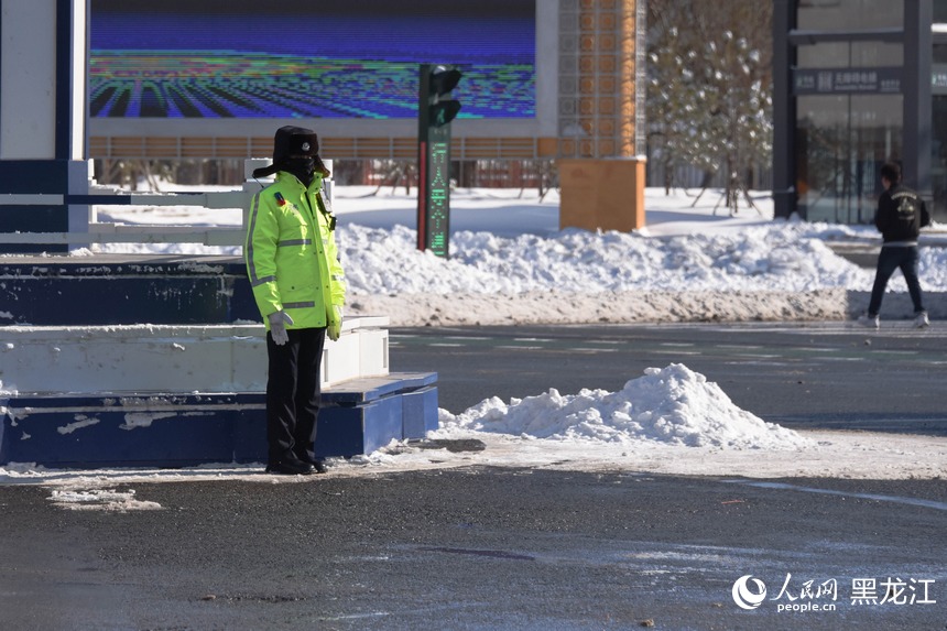 交通警察保障雪后交通順暢。人民網 徐成龍攝