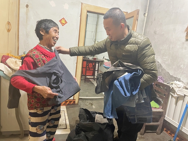 建设银行黑龙江省分行驻村工作队为富源村孤寡老人送上越冬衣物