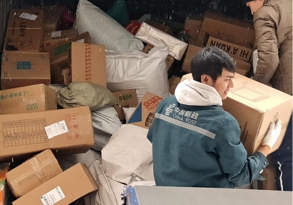 黑龍江省郵政分公司工作人員正在搬運快遞。孫宏鑫攝