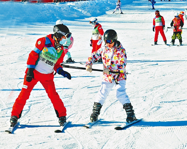 一起去滑雪。黑龍江日報記者 蔣國紅攝