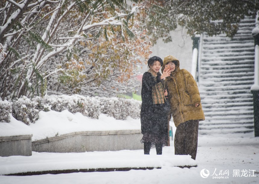 市民在雪中赏景自拍。人民网记者 苏靖刚摄