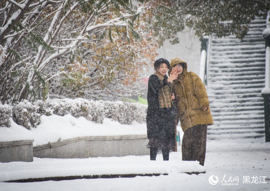 市民在雪中賞景自拍。人民網記者 蘇靖剛攝