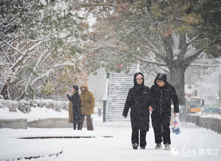 市民在雪中行走。人民网记者 苏靖刚摄