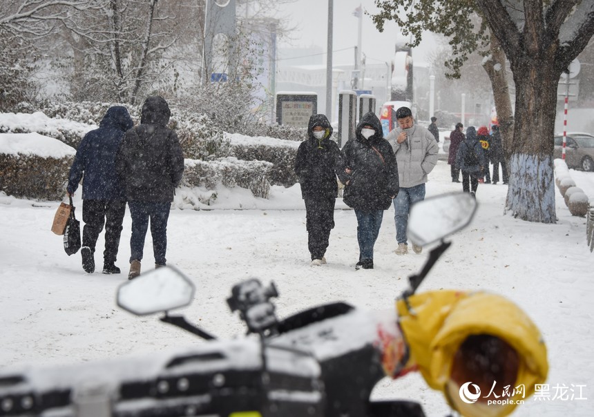 市民在雪中行走。人民網記者 蘇靖剛攝