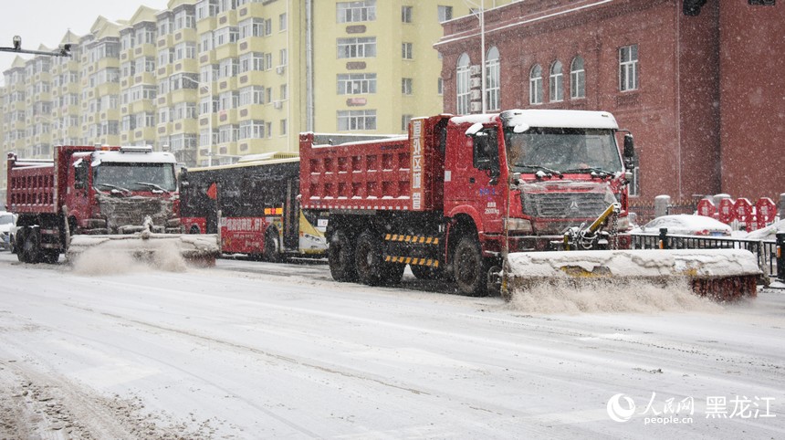 大型清雪车正在上道清雪。人民网记者 苏靖刚摄