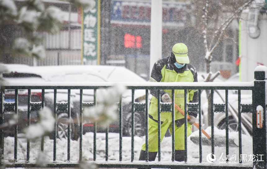 環衛工人正在清理道路積雪。人民網記者 蘇靖剛攝