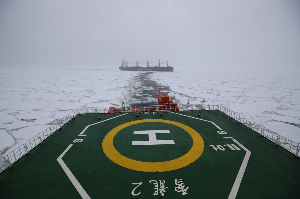 11月30日，“雪龙2”号在为“天惠”轮破冰引航。新华社记者 周圆 摄