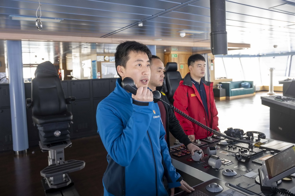 11月30日，“雪龙2”号船长肖志民与“天惠”轮沟通破冰引航情况。新华社记者 周圆 摄