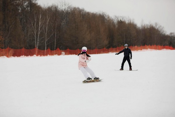 滑雪爱好者纵享冰雪运动的快乐。