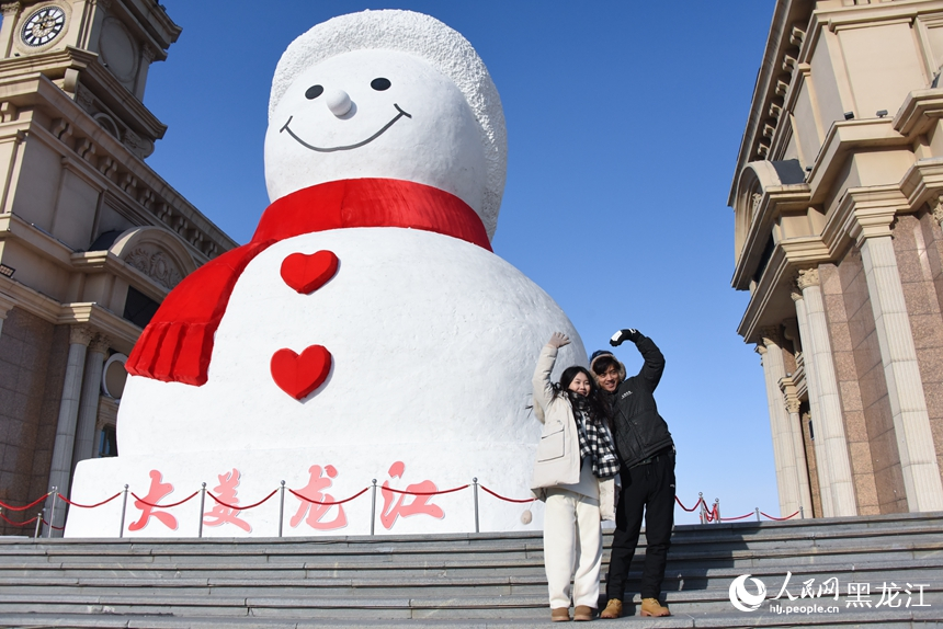 “小红帽”回来了！哈尔滨音乐公园大型露天雪人落成