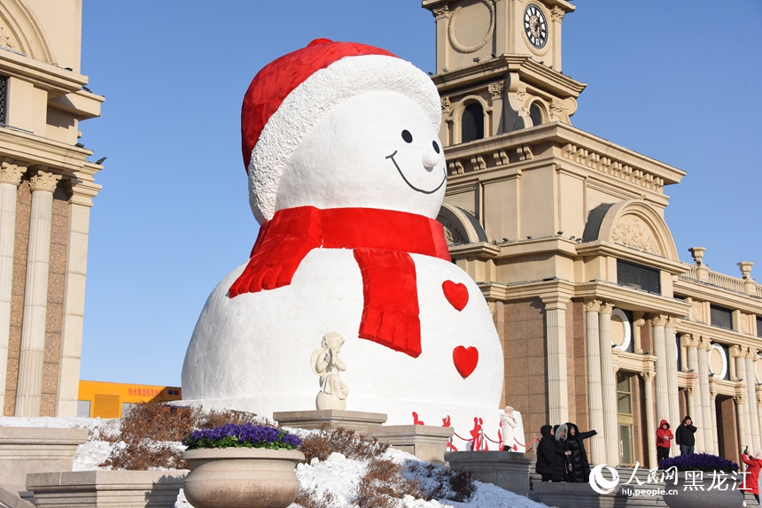 “小红帽”回来了！哈尔滨音乐公园大型露天雪人落成