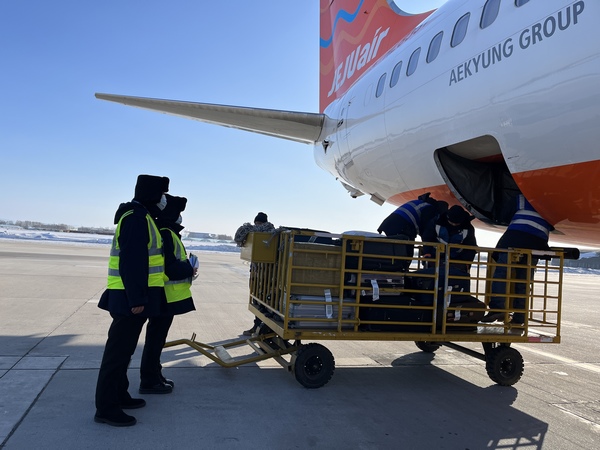 哈尔滨海关所属佳木斯海关关员对进境航空器实施监管。