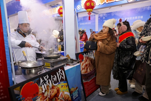 游客们品尝黑龙江美食。