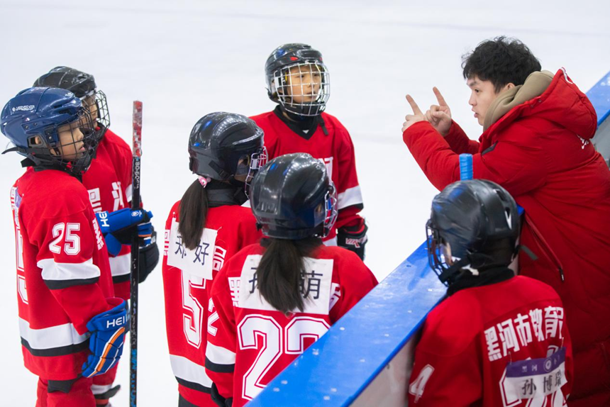 教練正為冰球小將們進行戰術指導。