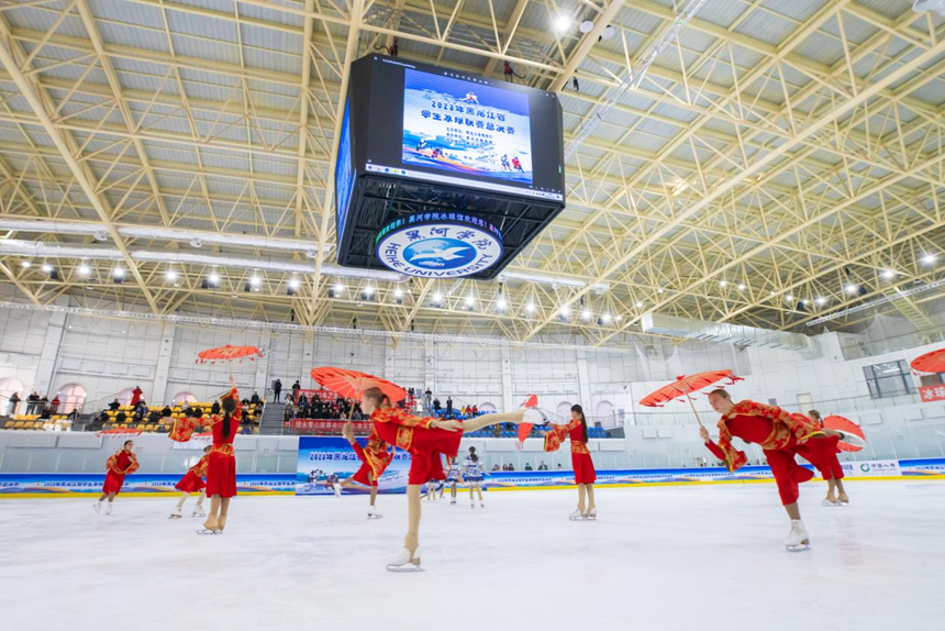 热场环节，中俄小朋友演绎了“冰舞连中俄”“冰之趣雪之情”冰上舞蹈。
