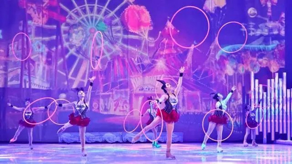 省杂技团在哈尔滨融创乐园中央大剧院演出冰上杂技情境冰秀《遇见·哈尔滨》