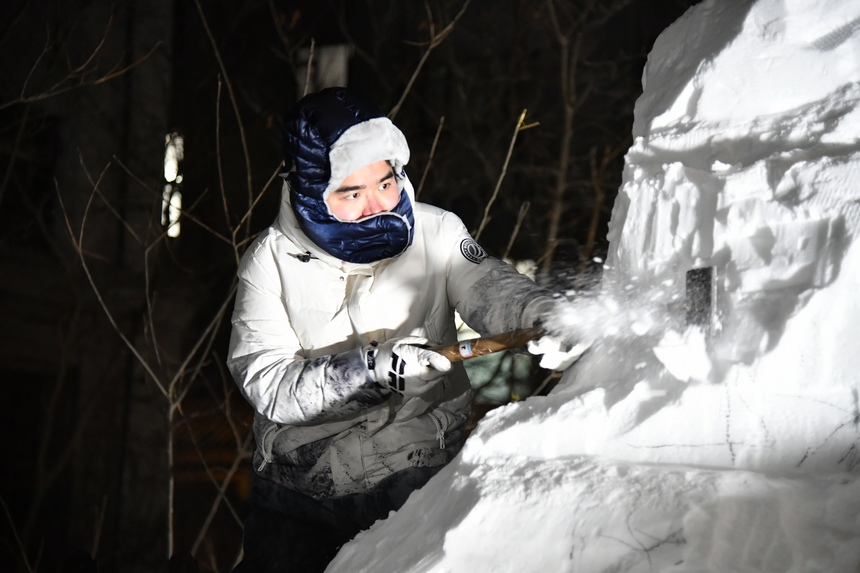 第十六届国际大学生雪雕大赛在哈尔滨举行
