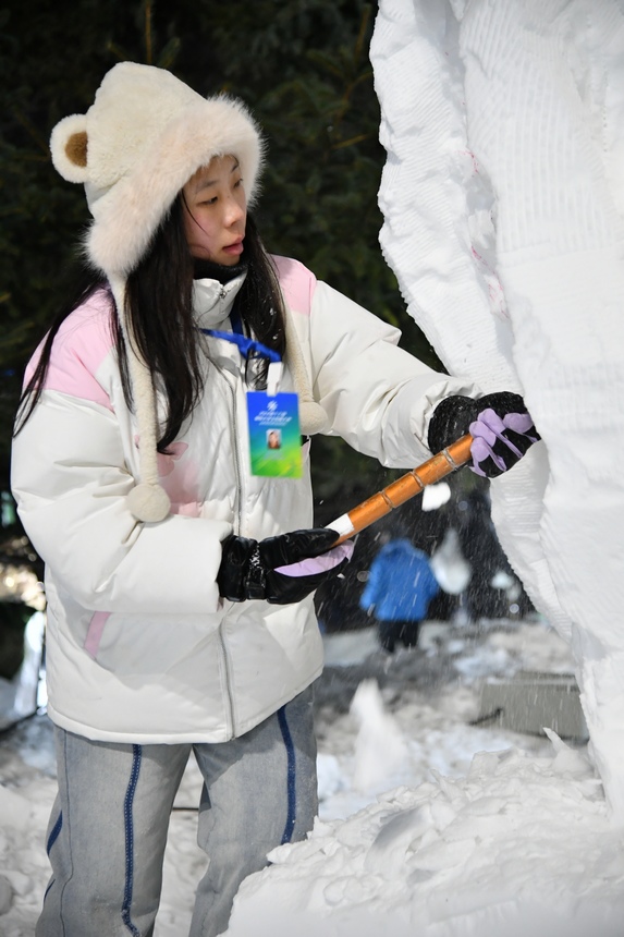 第十六届国际大学生雪雕大赛在哈尔滨举行