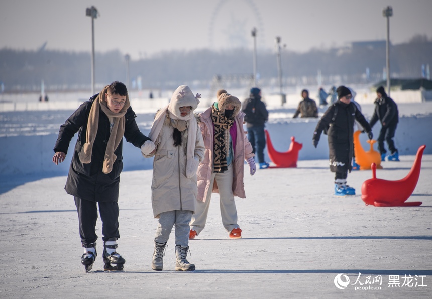 冰天雪地哈尔滨 赏冰乐雪正当时