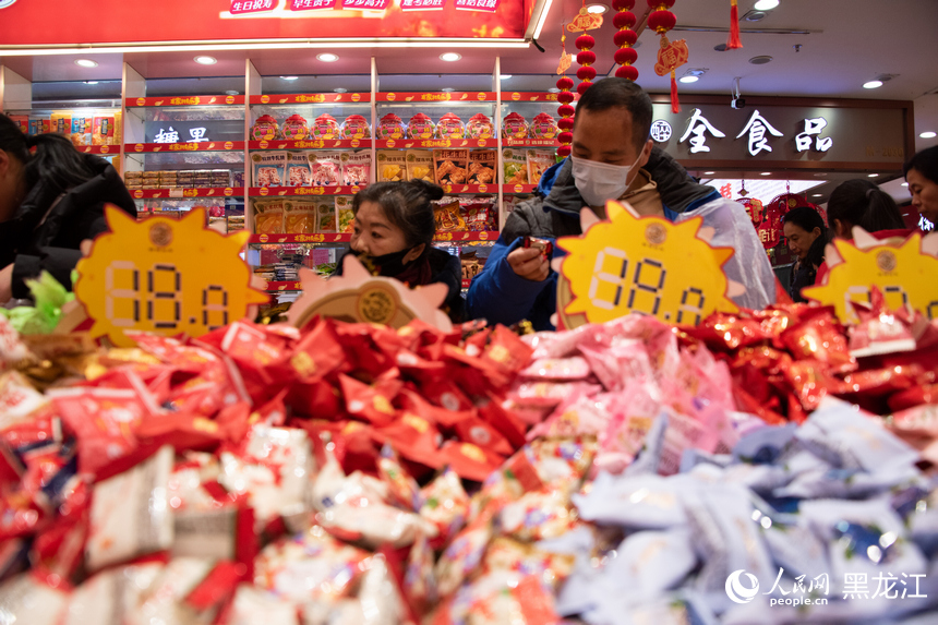 哈尔滨：备年货年味浓 红红火火迎新春