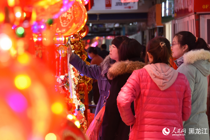 哈尔滨：备年货年味浓 红红火火迎新春