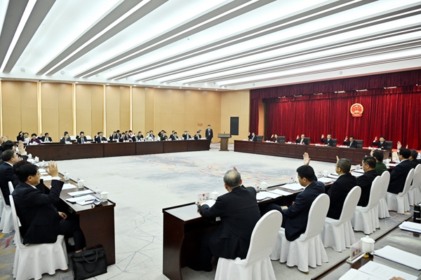 黑龙江省十四届人大二次会议主席团举行第三次会议