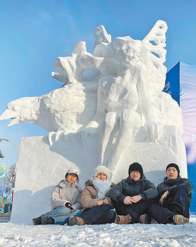 　哈尔滨工程大学雪雕队部分成员在作品前合影。