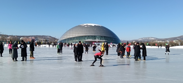 市民在冰场滑冰。绥芬河市委宣传部供图