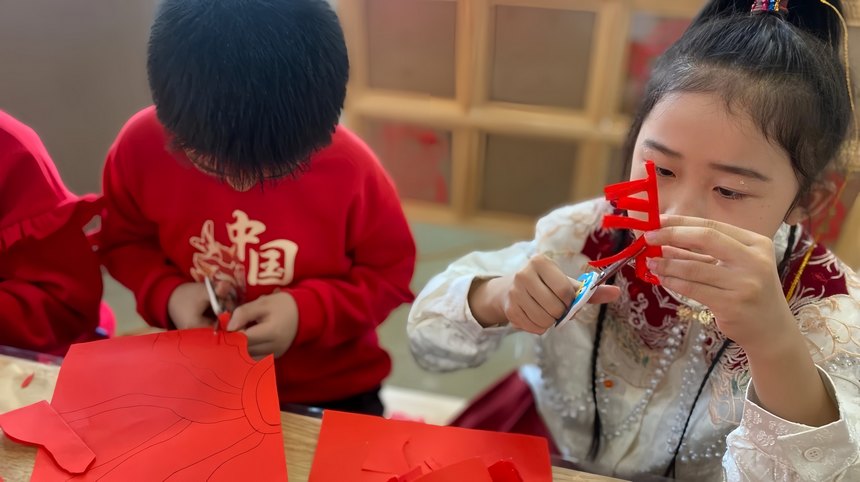 新春走基层丨写对联、剪窗花……小学生“花式”迎新年