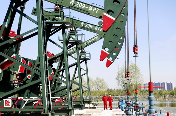 大庆油田第一采油厂员工在对设备进行日常检查。