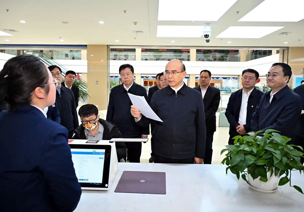许勤来到哈尔滨市民大厦，详细询问市场主体和群众办事流程、办理时效和创新举措。