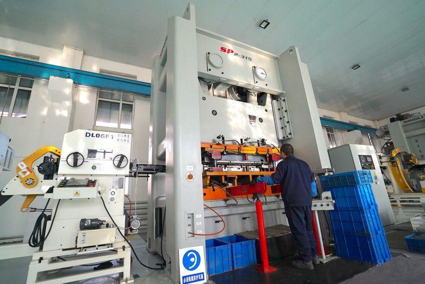 工人操作機器生產冰刀配件。齊齊哈爾黑龍國際冰雪裝備有限公司供圖
