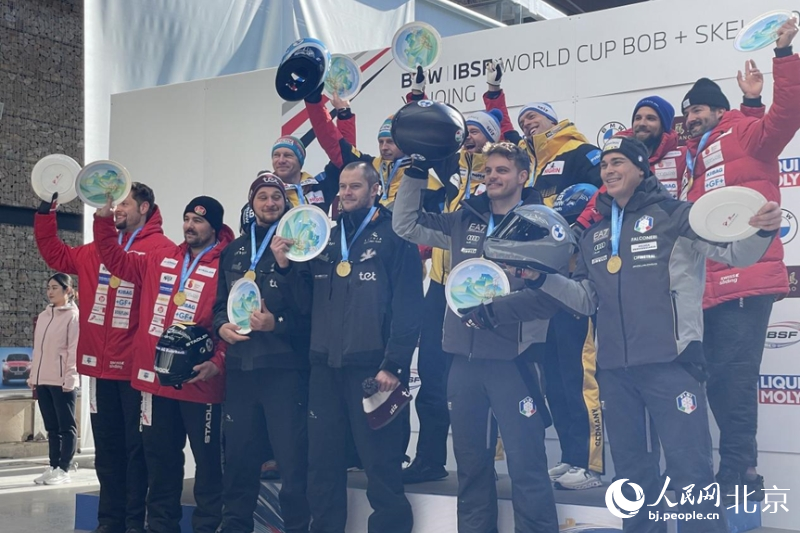 2023年11月17日—19日，2023—2024赛季国际雪车联合会雪车和钢架雪车世界杯延庆站比赛在位于北京延庆的国家雪车雪橇中心举行，图为颁奖仪式。人民网记者 尹星云摄