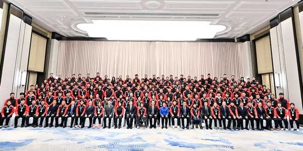 許勤、梁惠玲等省領導與參加第十四屆全國冬季運動會黑龍江代表團代表合影