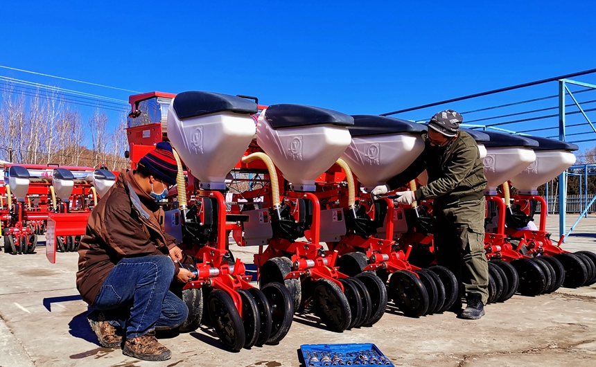 北大荒農業股份勤得利分公司種植戶正在修理農機。 劉江 攝