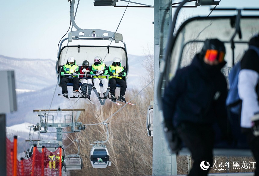 黑龍江亞布力：游客暢享春雪季