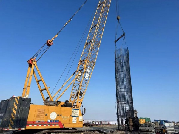 松花江特大桥主桥24-12桩基钢筋笼连接及安装。黑龙江省交通运输厅供图