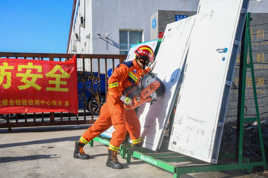 哈尔滨市消防救援支队开展消防产品专项整治行动及现场销毁活动