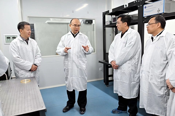 许勤来到哈尔滨工程大学纤维集成光学实验室，详细询问技术原理、应用领域、成果转化等情况
