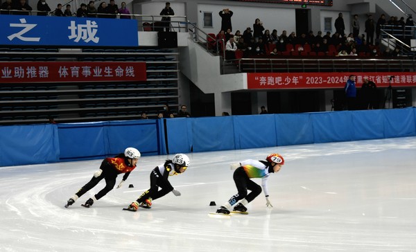 “奔跑吧·少年”2023-2024年度黑龍江省短道速滑聯賽比賽中。黑龍江省體育局供圖